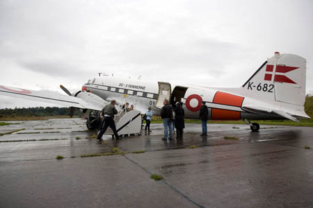 Trappen rulles hen til DC-3�en p&aring; standpladsen i V&aelig;rl&oslash;se