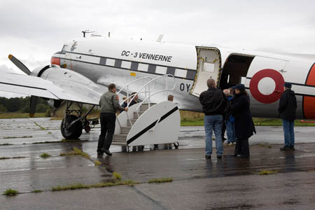 Trappen rulles hen til DC-3�en p&aring; standpladsen i V&aelig;rl&oslash;se