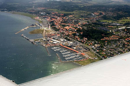 Ebeltoft - Fregatten Jylland ses i &oslash;verste venstre del af billedet