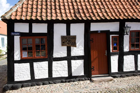 Den gamle bydel i Ebeltoft - �Den Sk&aelig;ve Bar�