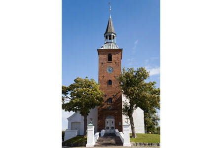 Den gamle bydel i Ebeltoft - kirken set forfra