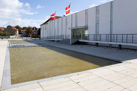 Foran Glasmuseet i Ebeltoft