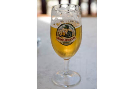 Et glas forfriskende �Birra Moretti� inden rundgang i Paestum