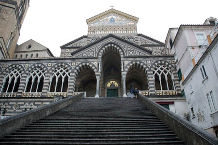 Trappen op til kirken i Amalfi