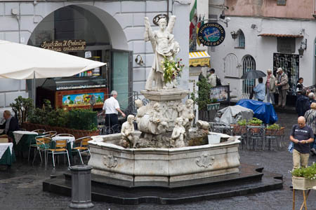 Springvand p&aring; central plads i Amalfi