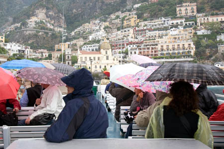 Fra d&aelig;kket af b&aring;den med Positano i baggrunden