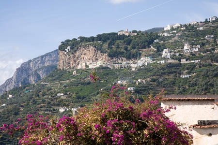 Ravello - Villa Cimbrone ses &oslash;verst i midten af billedet