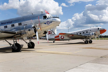 Den norske og danske DC-3 i formation