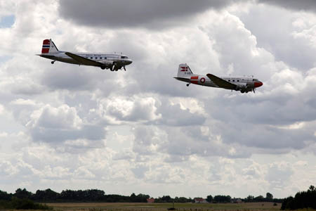 Den norske og danske DC-3 i formation