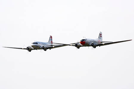 Den norske og danske DC-3 i formation
