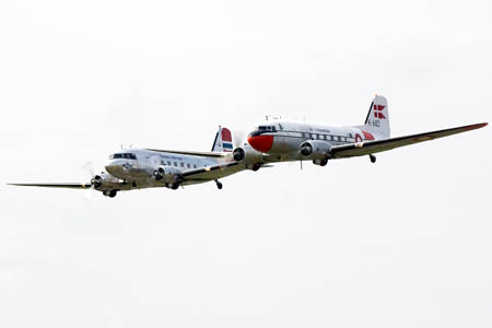 Den norske og danske DC-3 i formation