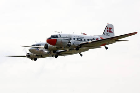 Den norske og danske DC-3 i formation