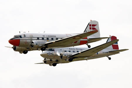 Den norske og danske DC-3 i formation