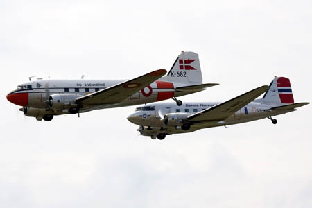 Den norske og danske DC-3 i formation
