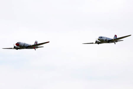 Den norske og danske DC-3 i formation