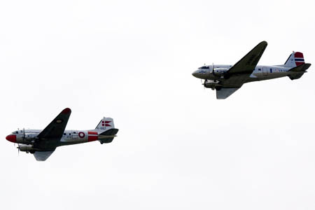 Den norske og danske DC-3 i formation