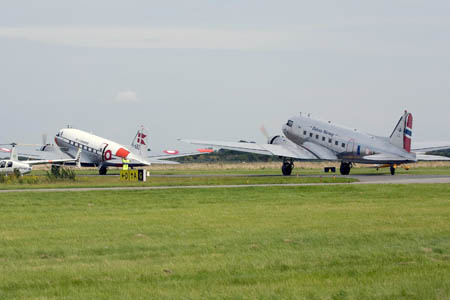 Den norske og danske DC-3 i formation