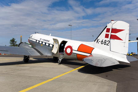 DC-3�en i lufthavnen i R&oslash;nne