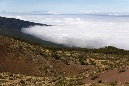 Orotava-dalen d&aelig;kket af skyer - i baggrunden ses La Palma stikke op
