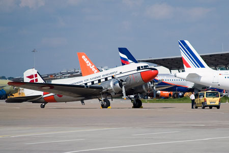DC-3'en med nye Airbus-fly i baggrunden